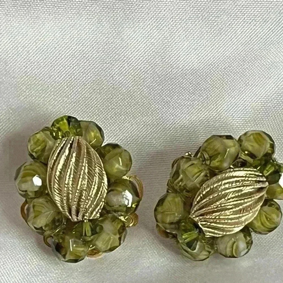 Vintage …Eugene …Olivine Glass  …necklace, earrings, bracelet Parure - Picture 12 of 16